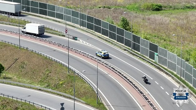Funkcjonariusze Wydziału Ruchu Drogowego Komendy Powiatowej Policji w Żyrardowie, wspierani przez policjanta Sztabu Policji Komendy Wojewódzkiej Policji zs. w Radomiu, przeprowadzili kolejne działania kontrolne z wykorzystaniem drona na autostradzie A2. Podczas niespełna trzygodzinnego lotu urządzenia mundurowi ujawnili 11 przypadków naruszenia przepisów przez kierowców ciężarówek, którzy nie stosowali się do obowiązującego zakazu wyprzedzania.