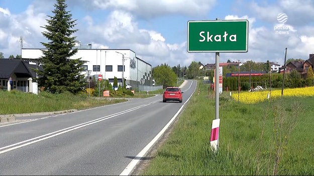48- letni mężczyzna zatrzymany po tym, jak napadł na przypadkową kobietę w parku w Krakowie. Według policji to mogła być lekarka, która leczyła jego dziecko. Przy okazji w jego domu w podkrakowskiej Skale policjanci znaleźli zwłoki jego matki. Anna Wietrzyk.