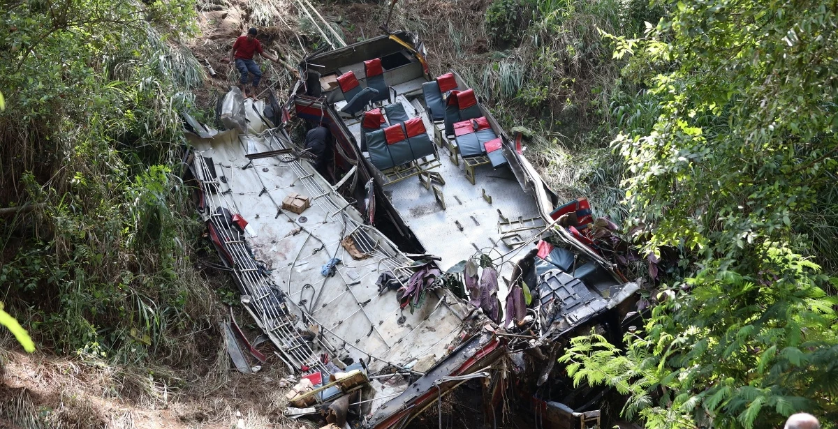 Co najmniej 21 osób zginęło, a 35 zostało rannych w wypadku autokaru w pobliżu miasta Kotmale na Sri Lance. Pojazd spadł z klifu.