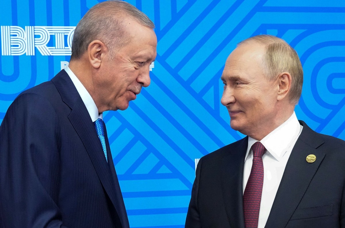 Władimir Putin i Recep Tayyip Erdogan rozmawiali telefonicznie o możliwości wznowienia bezpośrednich rozmów pokojowych Rosji z Ukrainą - podały źródła w Ankarze i na Kremlu. Rosyjski przywódca zaproponował, by negocjacje odbyły się już 15 maja w Stambule. Erdogan zapewnił, że Turcja jest gotowa je zorganizować i wspierać proces pokojowy.