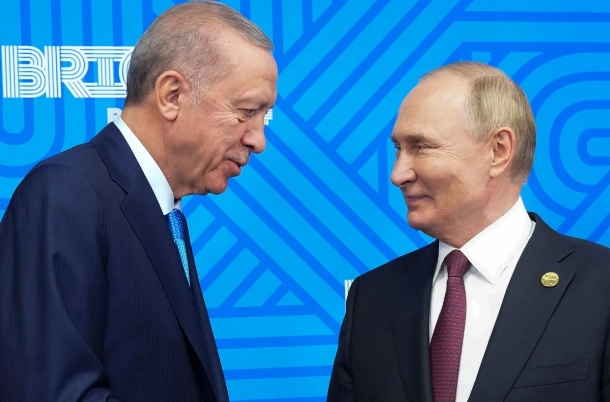 Władimir Putin i Recep Tayyip Erdogan rozmawiali telefonicznie o możliwości wznowienia bezpośrednich rozmów pokojowych Rosji z Ukrainą - podały źródła w Ankarze i na Kremlu. Rosyjski przywódca zaproponował, by negocjacje odbyły się już 15 maja w Stambule. Erdogan zapewnił, że Turcja jest gotowa je zorganizować i wspierać proces pokojowy.