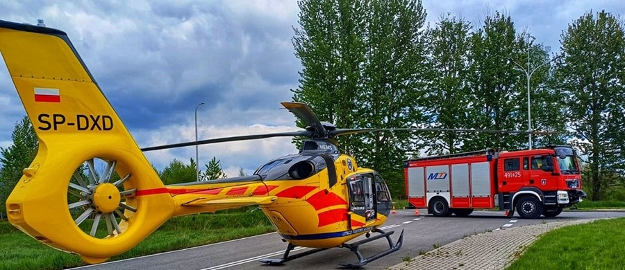 Nie żyje 40-letni skoczek spadochronowy, który w niedzielę spadł z dużej wysokości w Nowym Targu w Małopolsce. Informację o zdarzeniu dostaliśmy na Gorącą Linię RMF FM. Potwierdziła nam ją straż pożarna, która zabezpieczała miejsce lądowania śmigłowca Lotniczego Pogotowia Ratunkowego.
