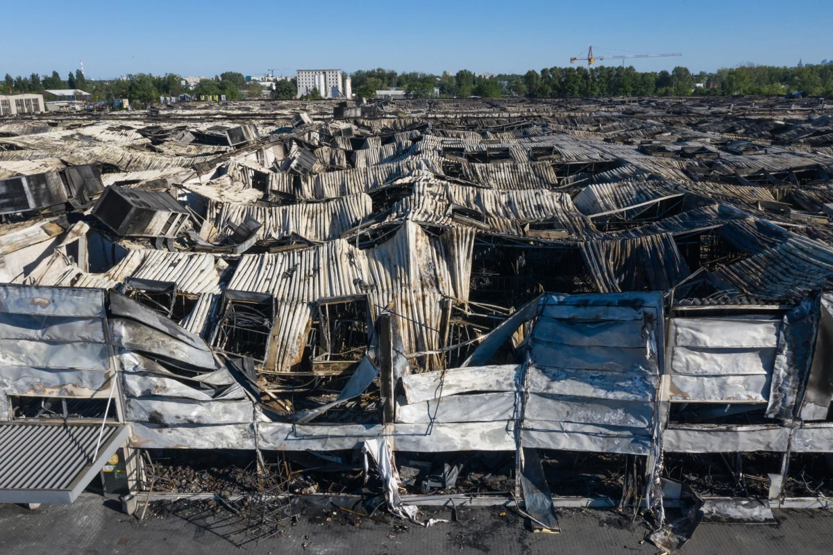 Pożar Centrum Handlowego Marywilska 44 to efekt działania służb specjalnych Rosji. Poinformowali o tym w niedzielę wieczorem premier Donald Tusk, minister sprawiedliwości i prokurator generalny Adam Bodnar oraz minister spraw wewnętrznych i administracji Tomasz Siemoniak. "Działania były organizowane i kierowane przez ustaloną osobę przebywającą w Federacji Rosyjskiej. Część sprawców przebywa już w areszcie, pozostali są zidentyfikowani i poszukiwani" - napisali we wspólnym oświadczeniu. 