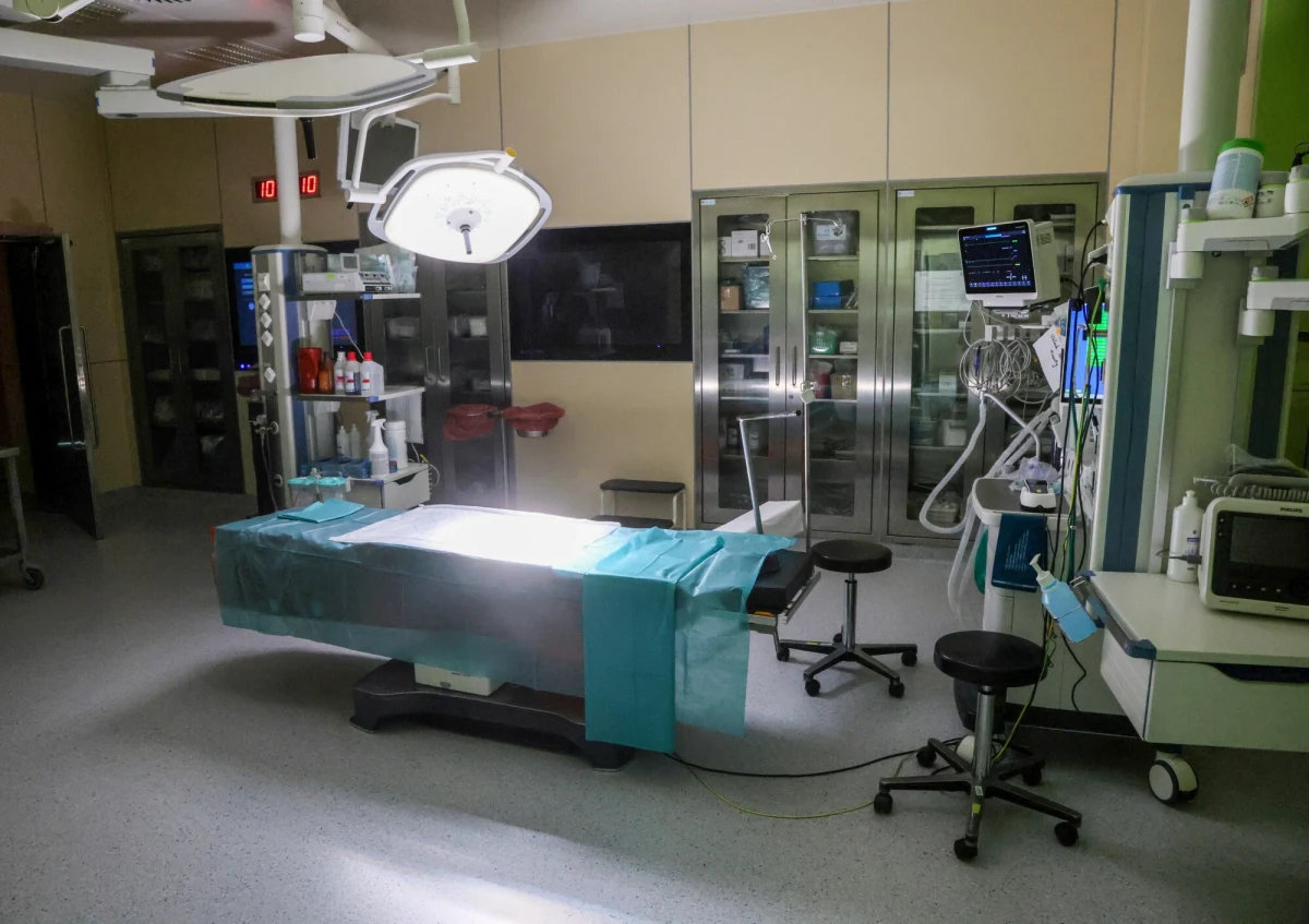 Nie żyje 20-latek ciężko pobity pod koniec kwietnia w parku w Piszu w Warmińsko-Mazurskiem - poinformowała w niedzielę policja. Dotychczas zatrzymano w związku z tą sprawą osiem osób w wieku od 16 do 19 lat. Jak podawaliśmy, sprawcy rzucili się na 20-latka, szarpali go, uderzali po całym ciele i kopali m.in. w głowę, a następnie uciekli. Całe zdarzenie zarejestrowały kamery monitoringu.