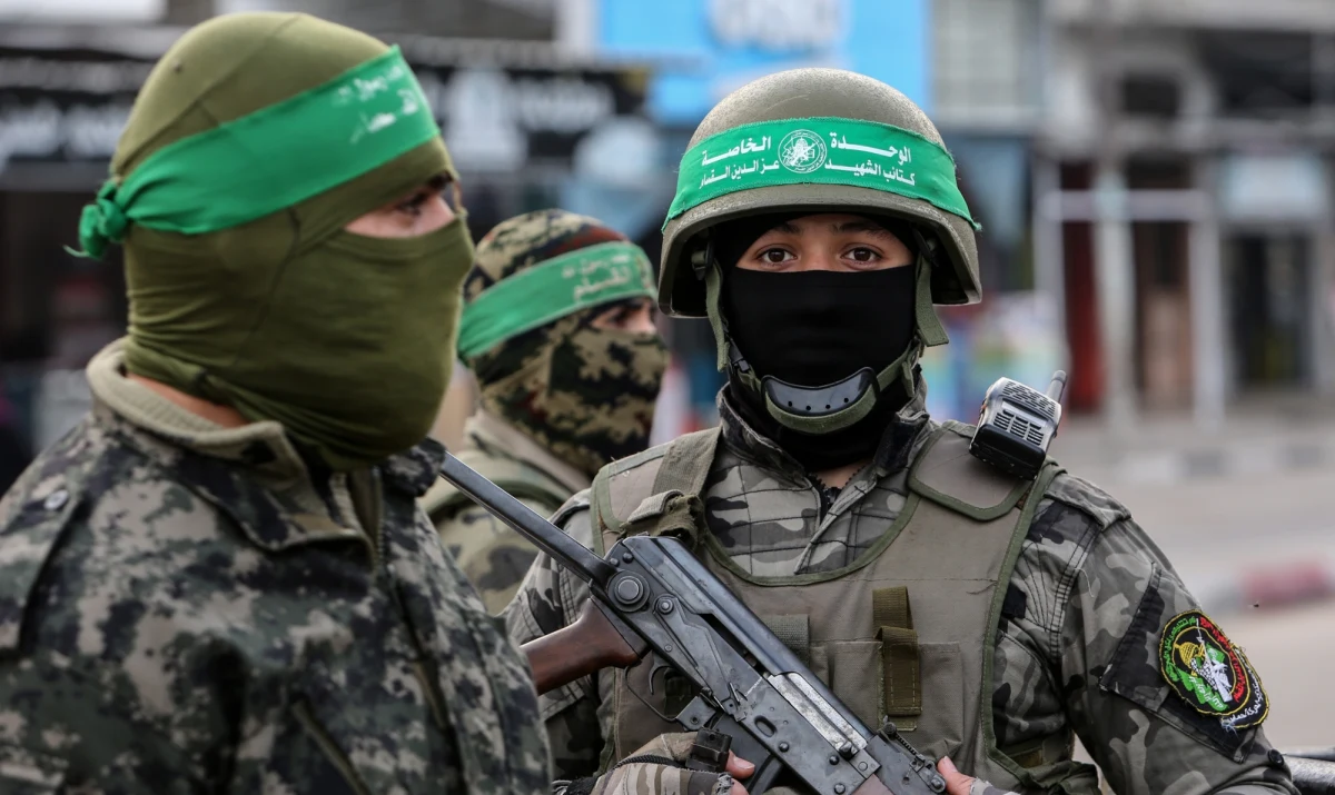 Edan Alexander, ostatni amerykański zakładnik przetrzymywany przez Hamas w Strefie Gazy, wkrótce wyjdzie na wolność. Ta palestyńska organizacja terrorystyczna przekazała, że potwierdza swoją gotowość do natychmiastowego rozpoczęcia intensywnych negocjacji pokojowych i podjęcia poważnych starań na rzecz ostatecznego porozumienia kończącego wojnę.