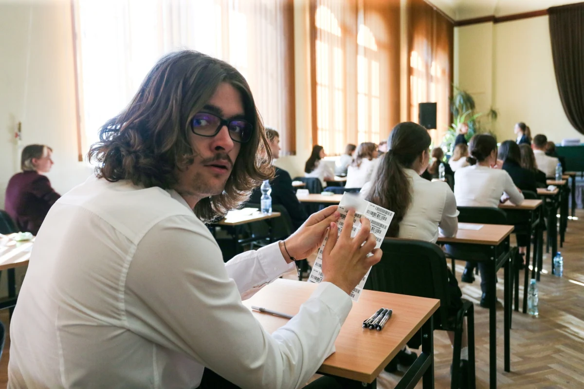 W poniedziałek rano maturzyści przystąpili do pisemnego egzaminu z matematyki na poziomie rozszerzonym. Po południu z kolei odbędą się pisemne testy z języka rosyjskiego na poziomie rozszerzonym i dwujęzycznym. Egzaminy te zdają tylko ci uczniowie, którzy wyrazili taką chęć. W tym artykule publikujemy arkusze CKE, które pojawiły się na egzaminie.