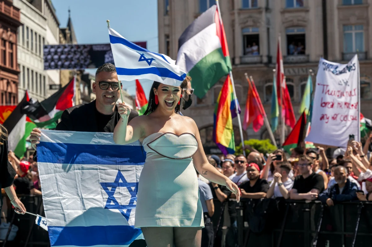 Gest poderżnięcia gardła - między innymi w ten sposób grożono piosenkarce Juwal Rafael i całej izraelskiej delegacji podczas imprezy otwierającej tegoroczny Konkurs Piosenki Eurowizji w szwajcarskiej Bazylei - poinformował izraelski nadawca publiczny Kan. Według stacji Izraelczycy byli też opluwani.