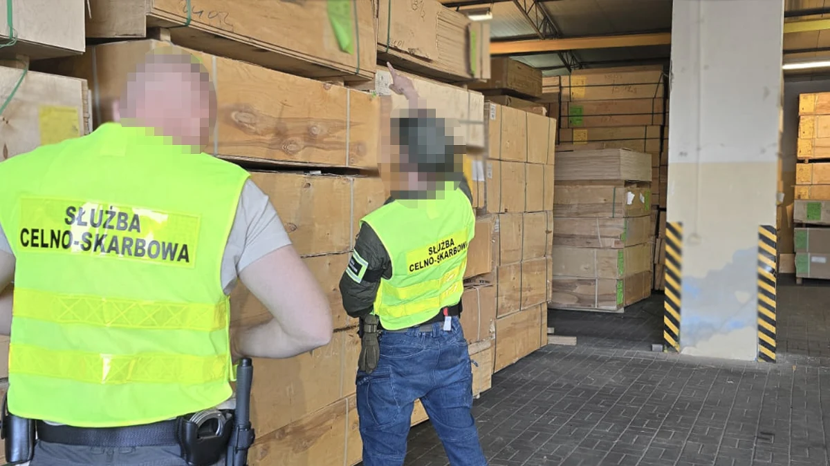Mazowiecka Krajowa Administracja Skarbowa zatrzymała 3 osoby podejrzane o importowanie wyrobów drzewnych z Białorusi i Rosji, łamiąc tym samym sankcje nałożone przez Unię Europejską. Zatrzymani usłyszeli zarzuty i trafili do aresztu na 3 miesiące.