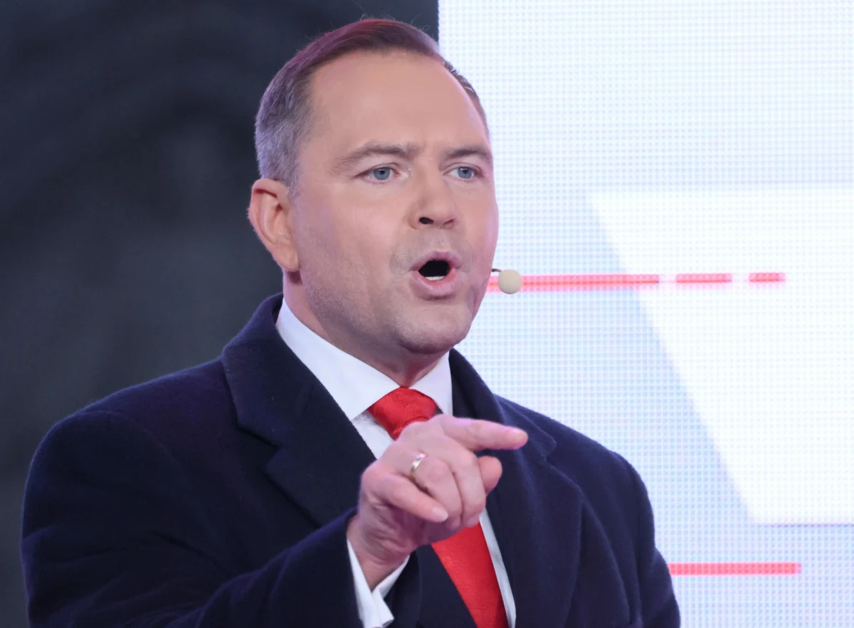 To może być decydujący moment kampanii prezydenckiej. W poniedziałek 12 maja w siedzibie Telewizji Polskiej przy ulicy Woronicza 17 w Warszawie odbędzie się ostatnia przedwyborcza debata z udziałem wszystkich trzynastu zarejestrowanych kandydatów na urząd Prezydenta RP. Początek transmisji o godz. 20:00 w TVP, TVN i Polsacie. Według informacji Onetu sztab Karola Nawrockiego domagał się zmiany prowadzącej z TVP.