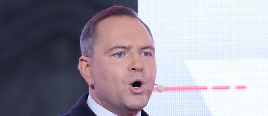 To może być decydujący moment kampanii prezydenckiej. W poniedziałek 12 maja w siedzibie Telewizji Polskiej przy ulicy Woronicza 17 w Warszawie odbędzie się ostatnia przedwyborcza debata z udziałem wszystkich trzynastu zarejestrowanych kandydatów na urząd Prezydenta RP. Początek transmisji o godz. 20:00 w TVP, TVN i Polsacie. Według informacji Onetu sztab Karola Nawrockiego domagał się zmiany prowadzącej z TVP.