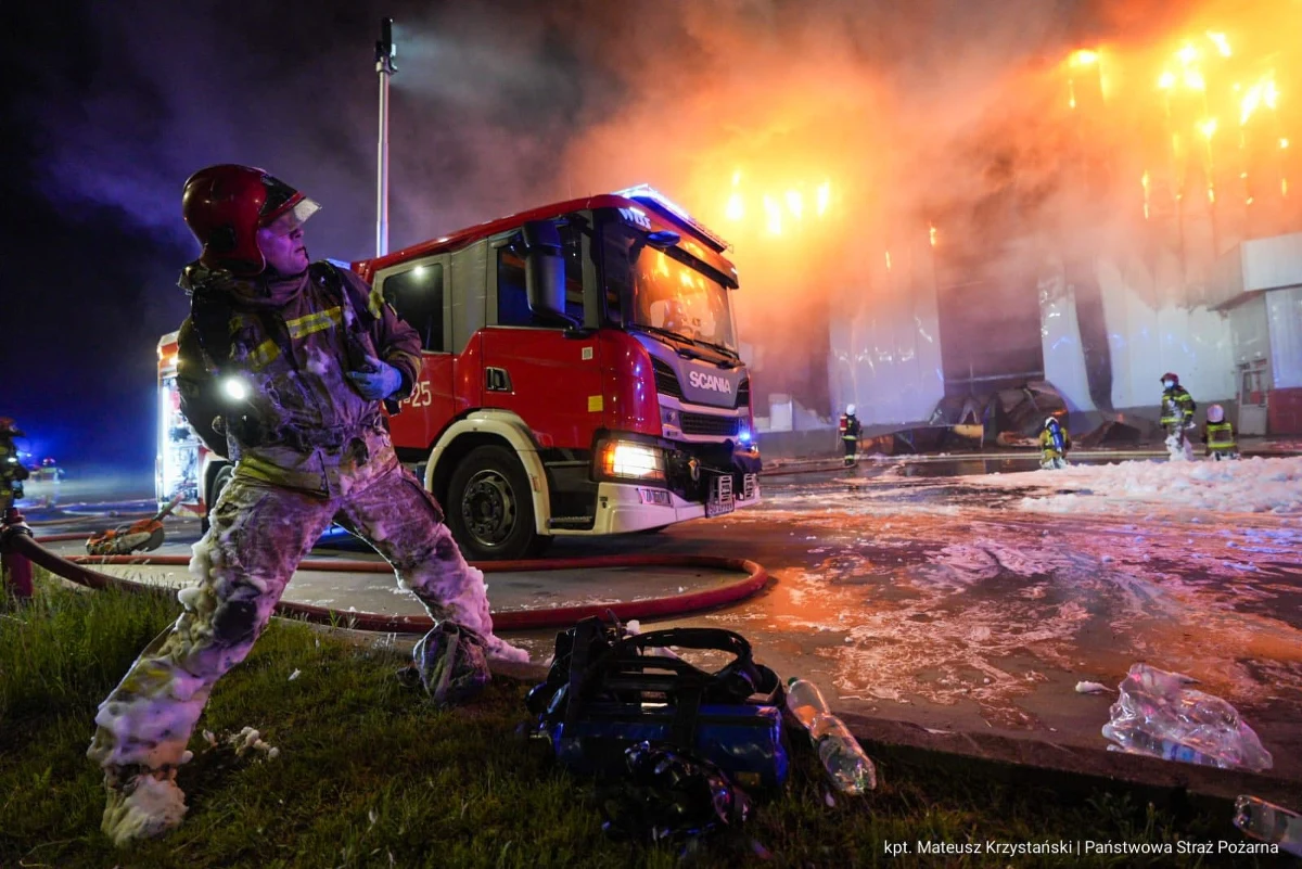 Prokuratura i policja będą ustalać przyczyny pożaru hali produkcyjnej w Sosnowcu. Ogień pojawił się tam w sobotni wieczór. Pożar już opanowano, ale akcja strażaków trwa. Przyczyny pożaru na razie nie ustalono.