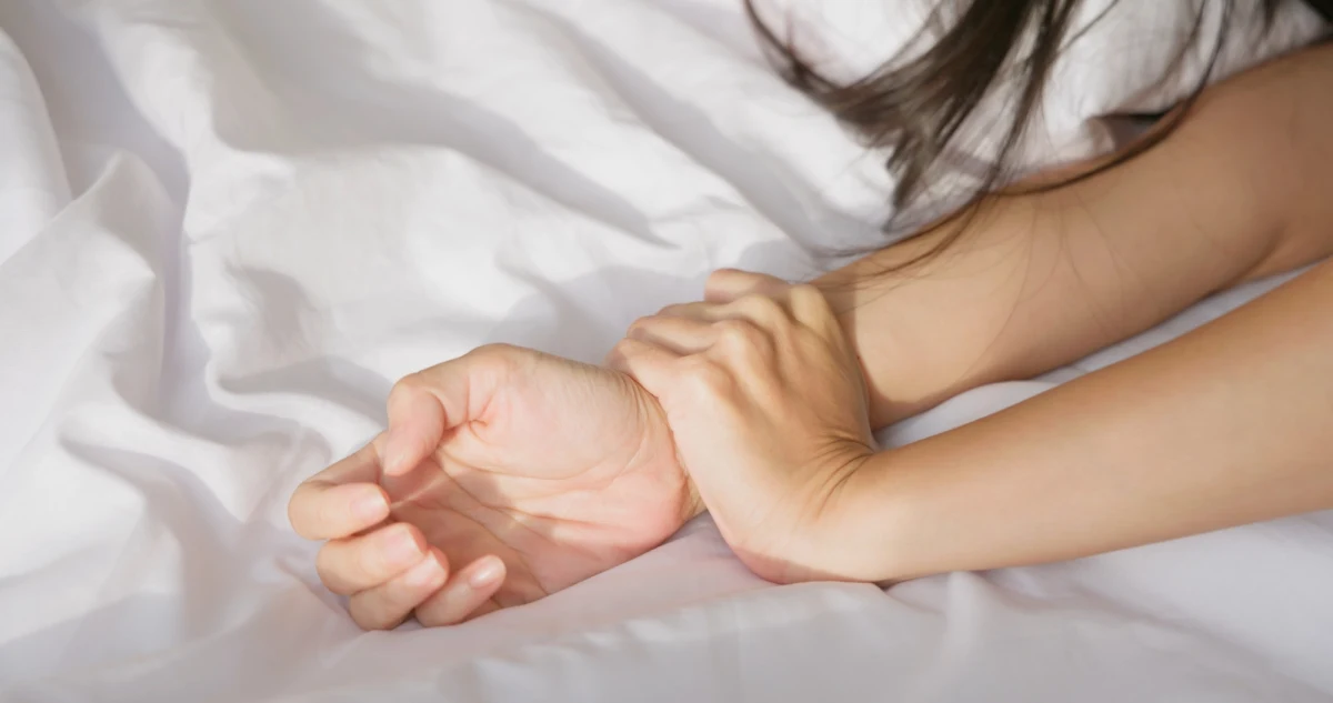 ​Do wstrząsającego wydarzenia doszło w piątkowy wieczór w Różańsku (woj. zachodniopomorskie). 29-letni mężczyzna wtargnął do mieszkania 57-letniej kobiety i usiłował ją zgwałcić. Dzięki szybkiej reakcji ofiary oraz sprawnym działaniom policji napastnik został zatrzymany już godzinę po zdarzeniu.