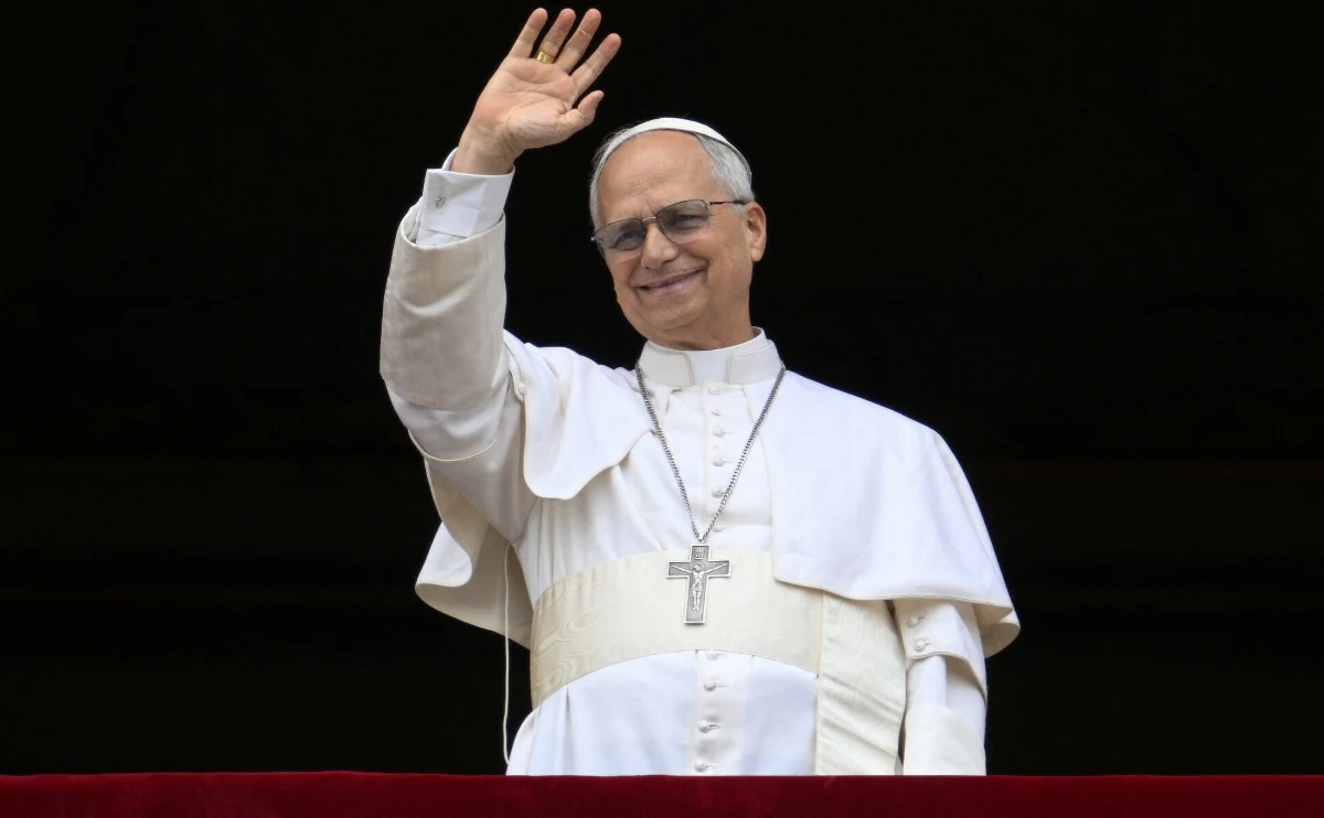 "Chicago ma swojego papieża. To jest nasz człowiek" - mówi w rozmowie z dziennikarzem RMF FM Pawłem Żuchowskim, Monika Kubiak, Polka mieszkająca w Chicago i przewodniczka po mieście. Chicago wciąż żyje wyborem na papieża, urodzonego w tym mieście kardynała Roberta Prevosta. Emocje nie gasną - miejscowa drużyna baseballowa White Sox chce nadać mu tytuł honorowego kibica, a mieszkańcy odwiedzają miejsca związane z nowym papieżem Leonem XIV.