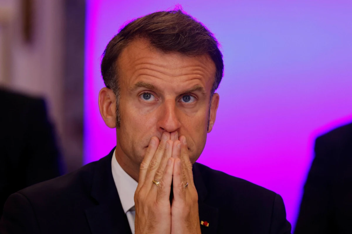 Zdjęcie z podróży prezydenta Francji Emmanuela Macrona do stolicy Ukrainy wywołało prawdziwą burze. Internauci sugerowali, że polityk na widok dziennikarzy chował biały proszek. Do sprawy odniósł się Pałac Elizejski, który wydał oświadczenie. "Kiedy jedność europejska staje się niewygodna, dezinformacja posuwa się tak daleko, że zwykła chusteczka wygląda jak narkotyki" - czytamy w reakcji francuskich władz. 