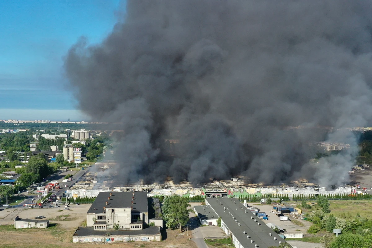Co najmniej 8 osób liczyła zorganizowana grupa przestępcza, która odpowiada za podpalenie centrum handlowego Marywilska 44 w Warszawie - dowiedział się reporter RMF FM Krzysztof Zasada. Prokuratura postawiła dzisiaj zarzuty dwóm obywatelom Ukrainy, którzy mieli współdziałać z podpalaczami. Według śledczych, grupa ta podejmowała się aktów sabotażu i dywersji na polecenie rosyjskich służb specjalnych.
