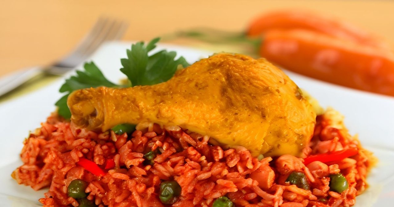 Kurczak na ryżu w sosie pomidorowym – efektowny i bajecznie prosty przepis