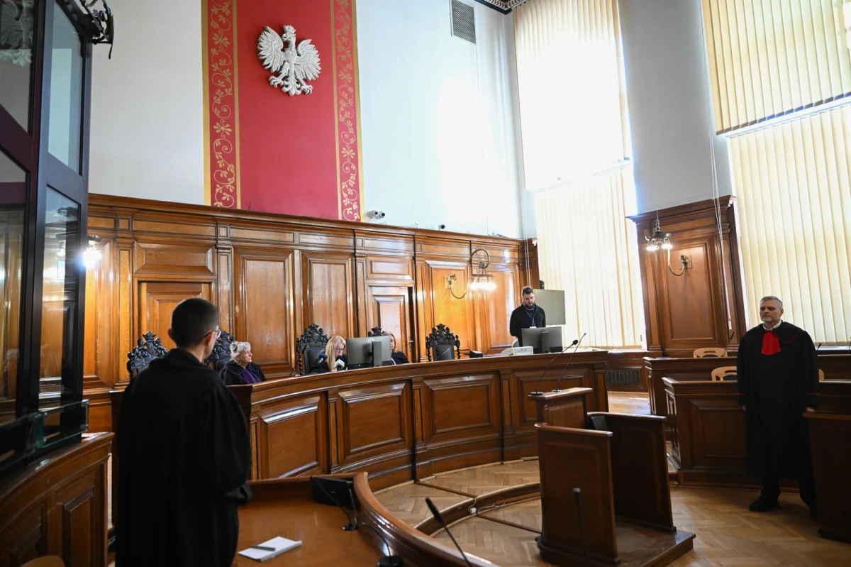 20 lat więzienia - taki wyrok usłyszał w poniedziałek Ryszard J., ps. Profesor za produkcję narkotyków. 73-letni mężczyzna był przez media określany, jako "polski Walter White", w nawiązaniu do głównego bohatera serialu "Breaking Bad" - nauczyciela chemii, który produkował narkotyki. Wraz z nim na ławie oskarżonych zasiadło 13 innych osób. 