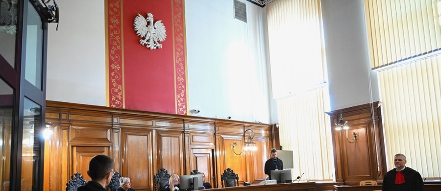 20 lat więzienia - taki wyrok usłyszał w poniedziałek Ryszard J., ps. Profesor za produkcję narkotyków. 73-letni mężczyzna był przez media określany, jako "polski Walter White", w nawiązaniu do głównego bohatera serialu "Breaking Bad" - nauczyciela chemii, który produkował narkotyki. Wraz z nim na ławie oskarżonych zasiadło 13 innych osób. 