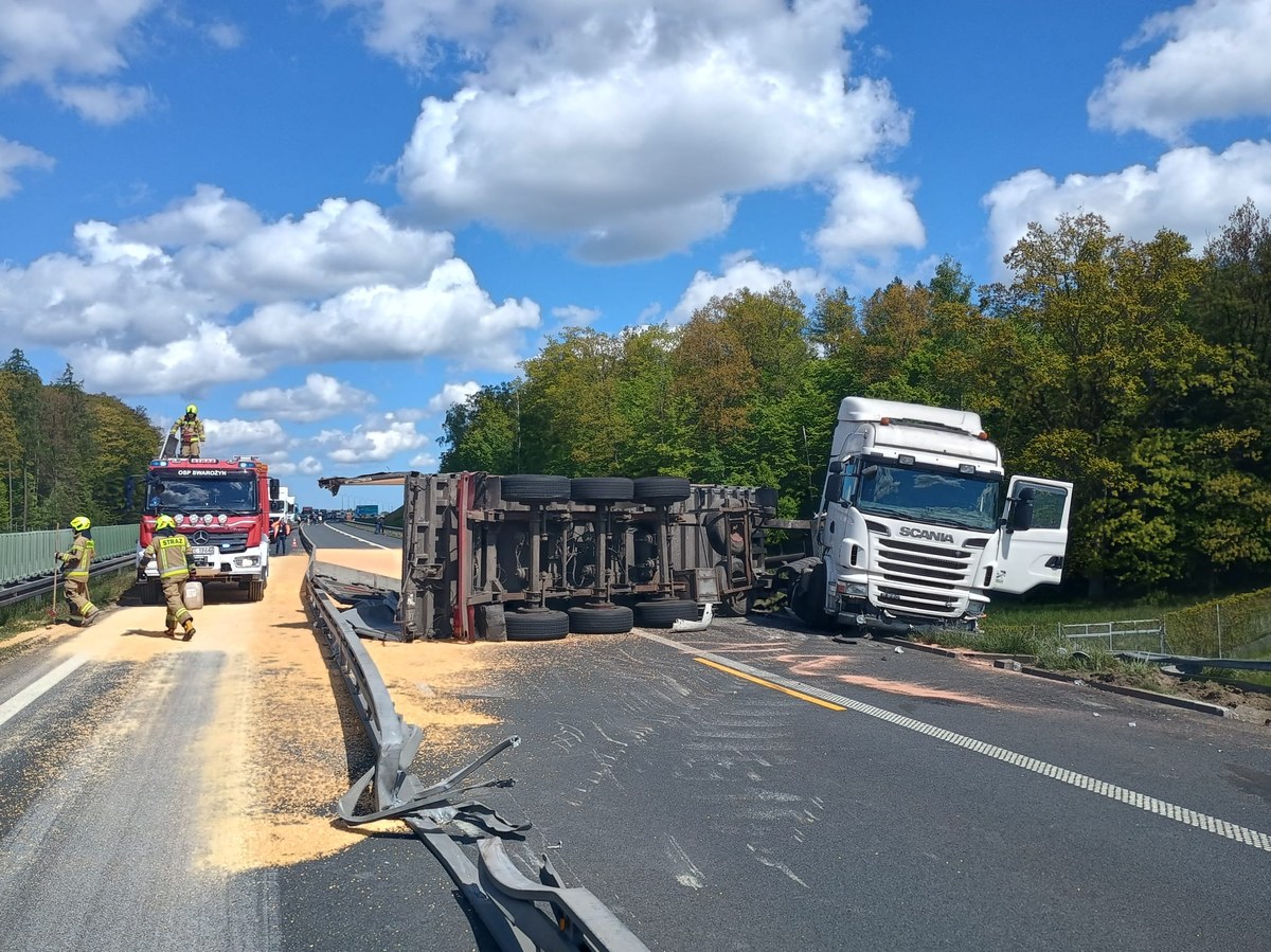 Przewrócona ciężarówka i kukurydza na jezdni. Wstrzymany ruch na A1