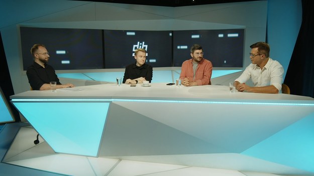 "Do jednej bramki" NA ŻYWO w każdy poniedziałek o godz. 12.00 w Interii oraz na  Polsat BOX Go .
W tekście zawarto link serwisu partnerskiego.
