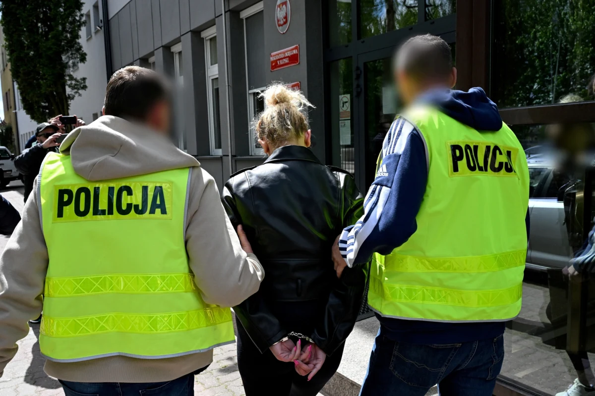 Choroba pooparzeniowa, czyli tak zwany wstrząs pooparzeniowy był bezpośrednią przyczyną śmierci 3-letniej dziewczynki, która trafiła w piątek do słupskiego szpitala - dowiedział się Stanisław Pawłowski, reporter RMF FM. Rodzice zastępczy dziewczynki zostali tymczasowo aresztowani na trzy miesiące.