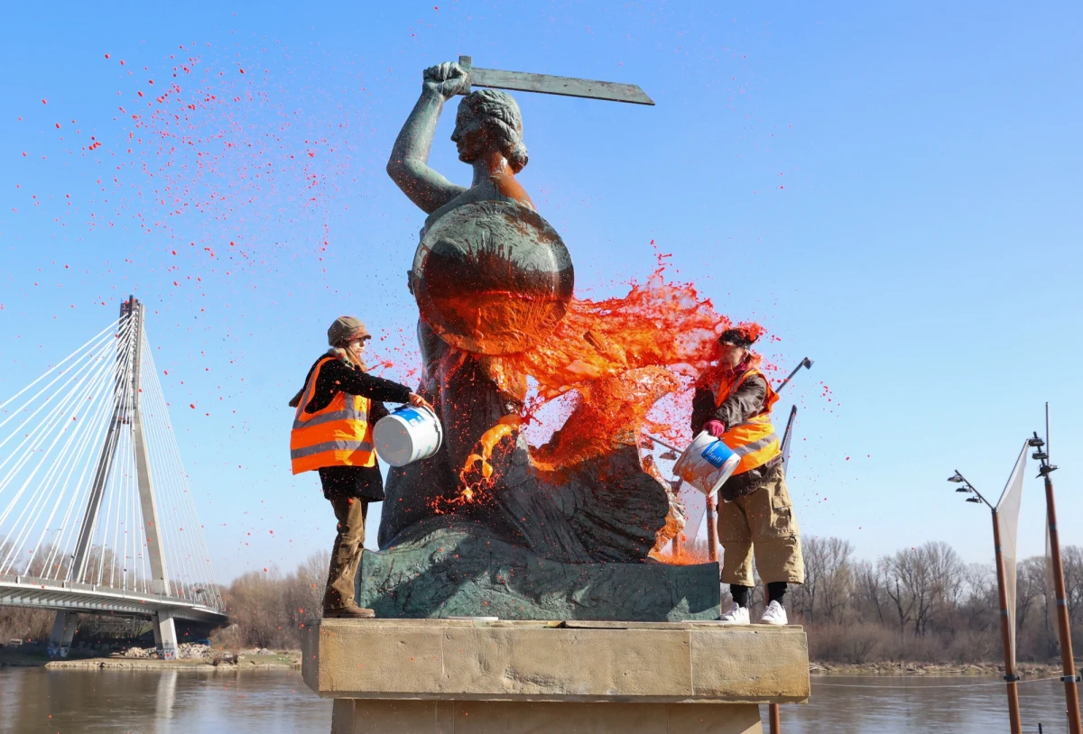 Problemy dwóch aktywistek Ostatniego Pokolenia. W poniedziałek przed Sądem Rejonowym dla Warszawy-Śródmieścia ruszył proces, w którym przedstawicielki budzącej kontrowersje proklimatycznej organizacji są oskarżone o dewastację pomnika warszawskiej Syreny. Prokuratura zarzuca im spowodowanie strat o łącznej wartości prawie 362 tysięcy złotych.
