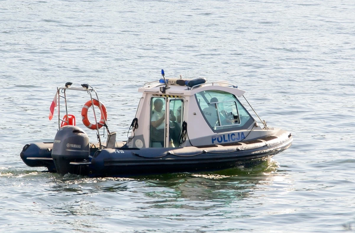 Znamy wyniki sekcji zwłok mężczyzny znalezionych w walizce w zeszłą środę w rzece w Ustce w Pomorskiem. Wynika z niej, że do zgonu doszło wskutek rozległych obrażeń w obrębie głowy.