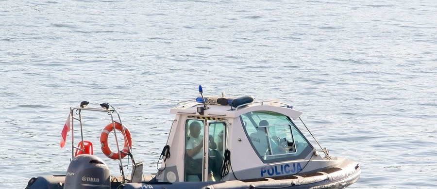 Znamy wyniki sekcji zwłok mężczyzny znalezionych w walizce w zeszłą środę w rzece w Ustce w Pomorskiem. Wynika z niej, że do zgonu doszło wskutek rozległych obrażeń w obrębie głowy.