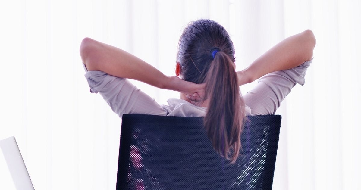 Ćwiczenia, które można wykonywać bez wstawania z krzesła. Wystarczy kilka minut dziennie