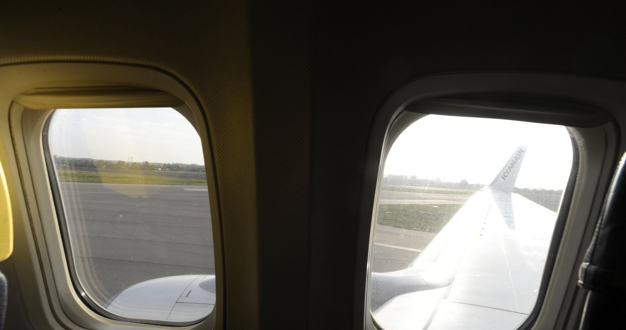 Stewardesa wyjaśnia, dlaczego podczas startu i lądowania okna samolotu muszą być odsłonięte