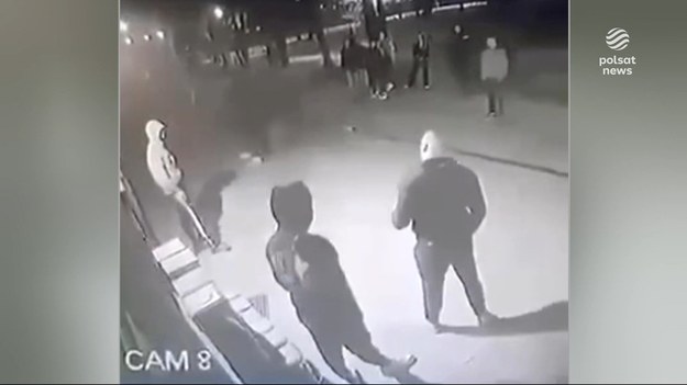 Młodego mężczyznę zaatakowali agresywni nastolatkowie. Rzucili się na niego z pięściami, a gdy upadł kopali go w głowę. Równie brutalny był 16-atek, który w jednym ze sklepów w centrum Warszawy, pobił ochroniarza, łamiąc mu kości twarzoczaszki. O młodocianych przestępcach - w materiale dla "Wydarzeń" - Beata Glinkowska. 

