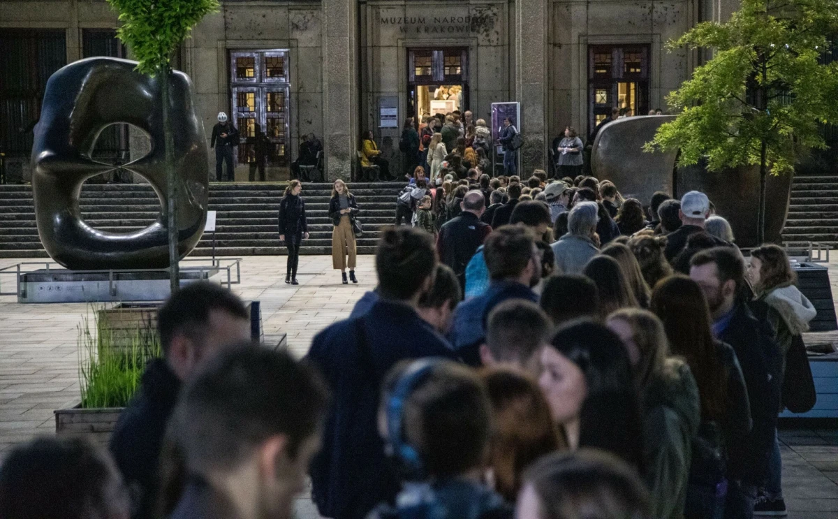 W Krakowie Noc Muzeów odbędzie się z piątku 16 maja na sobotę, a w pozostałej części kraju - z soboty 17 maja na niedzielę. Na zwiedzających czekać będzie mnóstwo atrakcji. Część placówek wymaga jednak, by wcześniej odebrać darmowe wejściówki lub zapisać się na konkretne wydarzenie. W innych potrzebny będzie bilet za 5 złotych. Jeśli planujecie nie spać w Noc Muzeów, to sprawdźcie na stronie danej instytucji, na jakich zasadach można ją odwiedzić.