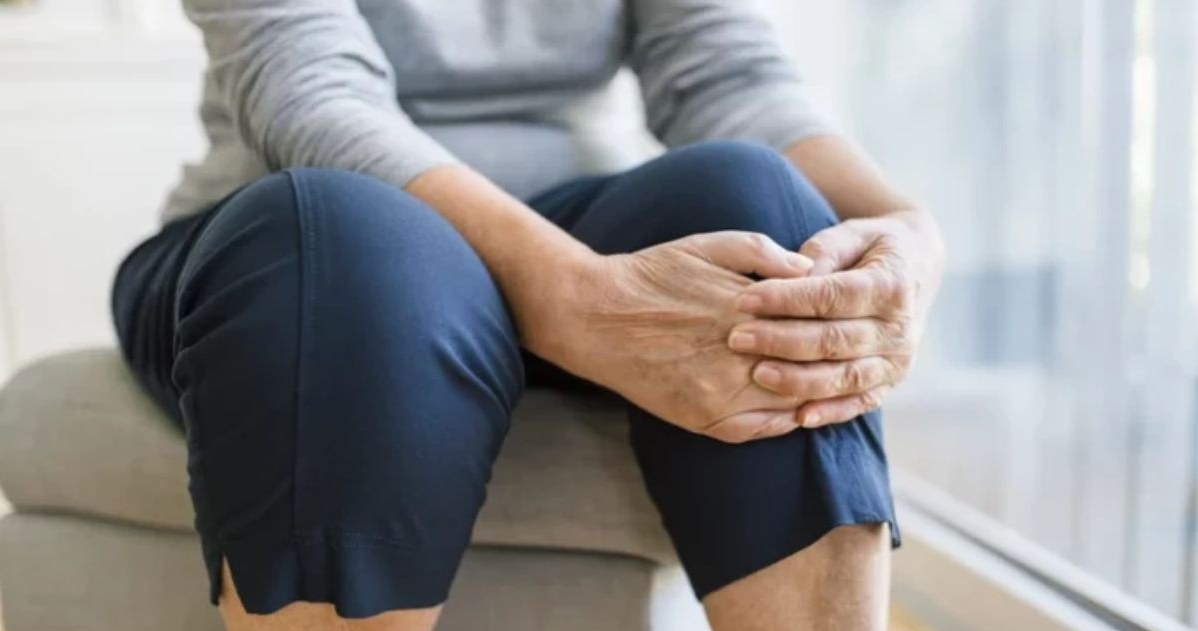 Dokucza "klikanie" i "ślizganie się" stawu. To znak, iż w kolanie może zbierać się woda