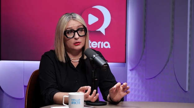 Żartobliwie można powiedzieć, że z  kolorem jest jak z polityką: nawet jeśli się nim nie interesujemy, on i tak wywiera na nas wpływ. Przykłady?  Z czerwonego talerza zjemy więcej, w pomarańczowym pokoju poczujemy senność, niebieska sala będzie sprzyjać skupieniu, a przebywanie w kompletnej bieli może doprowadzić do szaleństwa O tym, w jaki sposób kolorystyka przestrzeni wpływa na jej użytkownika i jak ten wpływ wykorzystują architekci, rozmawiamy w tym odcinku podcastu "Zamieszkanie".
Gościnią odcinka jest Olka Barczak – architektka wnętrz, color designerka, autorka książek "#kolor" i "100 kolorów z lamusa".