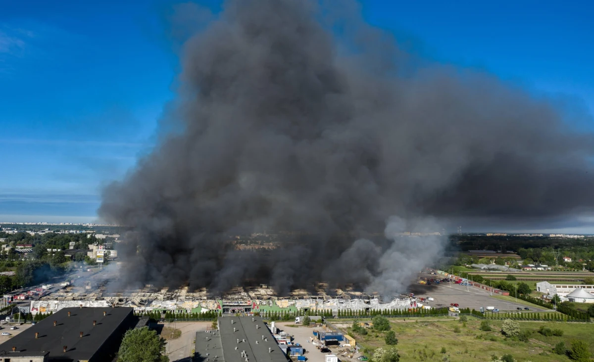 "Myślę, że polskie służby straciły nosa. Jak ktoś stosuje nietypowe techniki kamuflażu czy inne formy działalności, takie nie podręcznikowe, to dużo trudniej go znaleźć" - mówi w rozmowie z Tomaszem Terlikowskim na antenie Radia RMF24 Piotr Niemczyk, ekspert ds. bezpieczeństwa. Komentuje w ten sposób ustalenia, według których za pożarem hali przy Marywilskiej 44 w Warszawie stoją rosyjskie służby specjalne. W wyniku pożaru spłonęło ok. 1,4 tys. sklepów. Polska cofnęła zgodę na działalność rosyjskiego konsulatu w Krakowie.