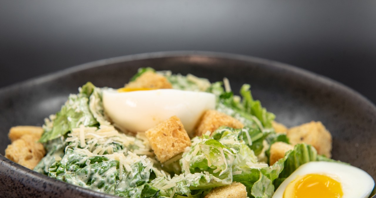 To najsłynniejsza sałatka na świecie. Zaskakujące, w jakich okolicznościach powstała