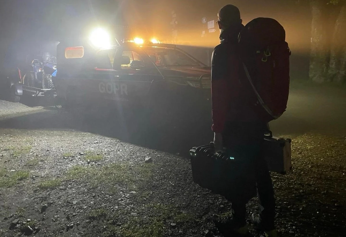 W sobotę ok. godz. 23.00 do Centrali Grupy Beskidzkiej GOPR w Szczyrku wpłynęło zgłoszenie od policji – kobieta z 4-letnim dzieckiem i osobą towarzyszącą, nocujący w Chatce na Rogaczu, wyszli i do tej pory nie wrócili. Telefon kobiety nie odpowiadał, a w pokoju pozostawione były ich rzeczy. Pogoda w górach uległa zmianie, a w rejon wysłano ekipę poszukiwawczą.