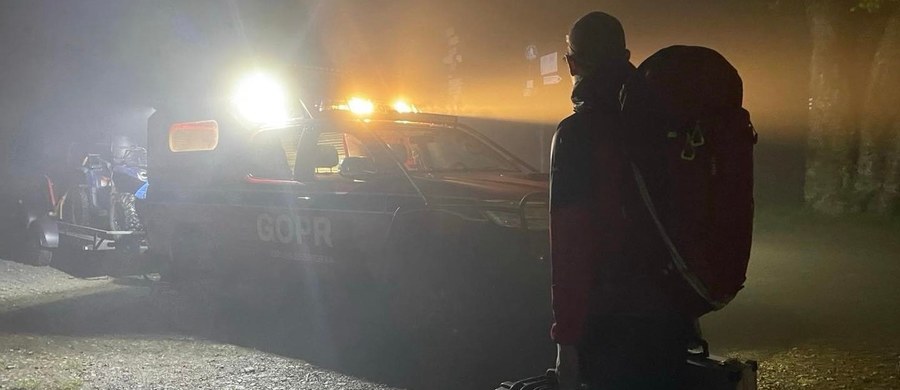 W sobotę ok. godz. 23.00 do Centrali Grupy Beskidzkiej GOPR w Szczyrku wpłynęło zgłoszenie od policji – kobieta z 4-letnim dzieckiem i osobą towarzyszącą, nocujący w Chatce na Rogaczu, wyszli i do tej pory nie wrócili. Telefon kobiety nie odpowiadał, a w pokoju pozostawione były ich rzeczy. Pogoda w górach uległa zmianie, a w rejon wysłano ekipę poszukiwawczą.