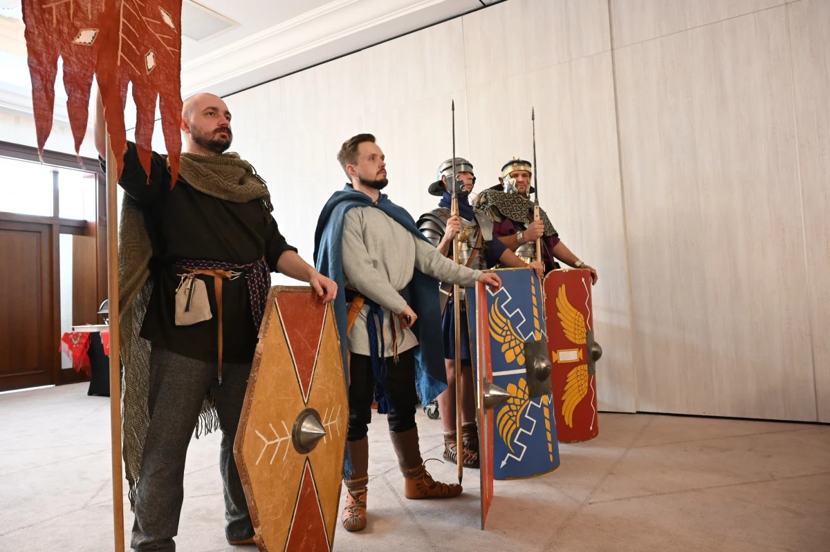 To będą inne Dymarki, niż wcześniejsze edycje - informuje Małgorzata Wilk–Grzywna, dyrektor Parku Legend w Nowej Słupi (woj. kieleckie). Pewne rzeczy pozostaną niezmienne. Jak co roku będzie można podziwiać rzymskich legionistów i "barbarzyńców", jak co roku odbędzie się także festiwal archeologiczny, gromadzący rzesze entuzjastów. Słynne Dymarki Świętokrzyskie to przede wszystkim edukacja, choć nie zabraknie też imprez czysto rozrywkowych.