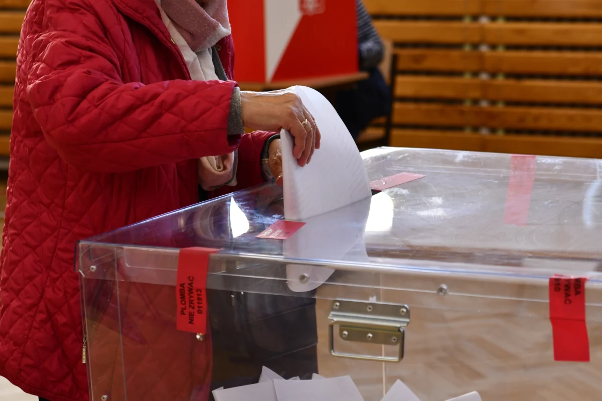 Zbliżają się wybory prezydenckie 2025. Coraz więcej osób zadaje sobie pytanie: jak wygrać w pierwszej turze wyborów prezydenckich? Najnowsze sondaże sugerują, że rozstrzygnięcie może nastąpić dopiero w drugiej turze, ale warto wiedzieć, co musi się stać, by kandydat zwyciężył już w pierwszym głosowaniu.