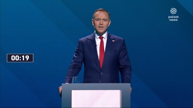 Debata przedwyborcza ze wszystkimi kandydatami na prezydenta. Poruszone zostały dwa bloki tematyczne: polityka krajowa i polityka zagraniczna. W nich między innymi bezpieczeństwo Polski, polityka zagraniczna i wewnętrzna, gospodarka, wartości wyznawane przez kandydatów, wizja przyszłości państwa. Trzecie pytanie dotyczyło tego, co zrobi kandydat na prezydenta, aby poprawić wizerunek polityków wśród społeczeństwa. - Nie dopuszcza się ekspertów, nie dopuszcza się ludzi wykształconych na listy wyborcze - powiedział Woch. - Ja mam poparcie społeczne i nie jestem traktowany jako polityk - stwierdził Maciak. Hołownia za zwiększeniem kar za poselskie wagary. - Politycy to są bardzo źli oraz leniwi ludzie, którzy w normalnym życiu nie są sobie w stanie poradzić. U mnie wygląda to trochę inaczej - powiedział Mentzen. - Wiarygodność, to coś na co zapracować trzeba długoterminowo. (...) Tę moją mocną kartę wykładam przed państwem i liczę, że 18 maja zdecydujecie się odzyskać niepodległość - powiedział Braun. - Polityk musi lubić ludzi, nie może być wyrobnikiem - mówił Jakubiak. Trzaskowski uważa, że jeżeli politycy mają być szanowani, to muszą być "przejrzyści, uczciwi i bezinteresowni". - Pomagać się powinno bezinteresownie, a nie za mieszkanie - powiedział. Zadberg stwierdził, że politycy "siedzą w kieszeniach wielkiego biznesu". Bartoszewicz chce wprowadzić "weto obywatelskie".