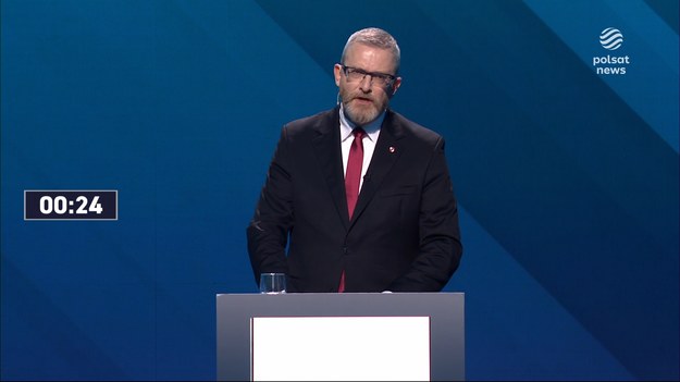 Debata przedwyborcza ze wszystkimi kandydatami na prezydenta. Poruszone zostały dwa bloki tematyczne: polityka krajowa i polityka zagraniczna. W nich między innymi bezpieczeństwo Polski, polityka zagraniczna i wewnętrzna, gospodarka, wartości wyznawane przez kandydatów, wizja przyszłości państwa. Kolejnym pytaniem był pomysł kandydatów na zapowiedź wprowadzenia przez Donalda Trumpa ceł na produkty z Unii Europejskiej. - Nie należny wieszać polskiego interesu u cudzej klamki. (...) Na początek dobre relacje z najbliższymi sąsiadami - powiedział Braun. - Politykę gospodarczą prowadzi się w ramach polityki fiskalnej i pieniężnej. (...) Trzeba mieć własną walutę- Bartoszewicz. - Na naszej wschodniej granicy zaczyna się najbardziej perspektywiczny rynek - Maciak. Senyszyn uważa, że Trump boi się UE. - Tak trzeba postępować z takimi politykami jak Trump - powiedziała odnosząc się do wojny celnej. - Wojna celna między USA i UE jest zła dla i USA, i UE - powiedział Nawrocki. - Spotkałem się z Trumpem i zadbam o relację Polski z USA i UE - dodał. - Najważniejszy jest interes Polski i te cła są z nim sprzeczne. (...) Twardo tę sprawę z Trumpem stawiamy - powiedział Trzaskowski. - Na wojnie handlowej stracimy. (...) Musimy odbudować zdolności produkcyjne - powiedział Zandberg. - Nic nie zrobicie i nic wam się nie wydaje, bo najpierw musicie zapytać swoich przełożonych - powiedział Stanowski do innych kandydatów. - Tump zaliczył falstart, jeśli chodzi o wojnę celą - powiedział Hołownia. - Trump stara się dbać o amerykańskie interesy, ale w tym przypadku robi to nieudolnie - powiedział Mentzen o wojnie celnej.