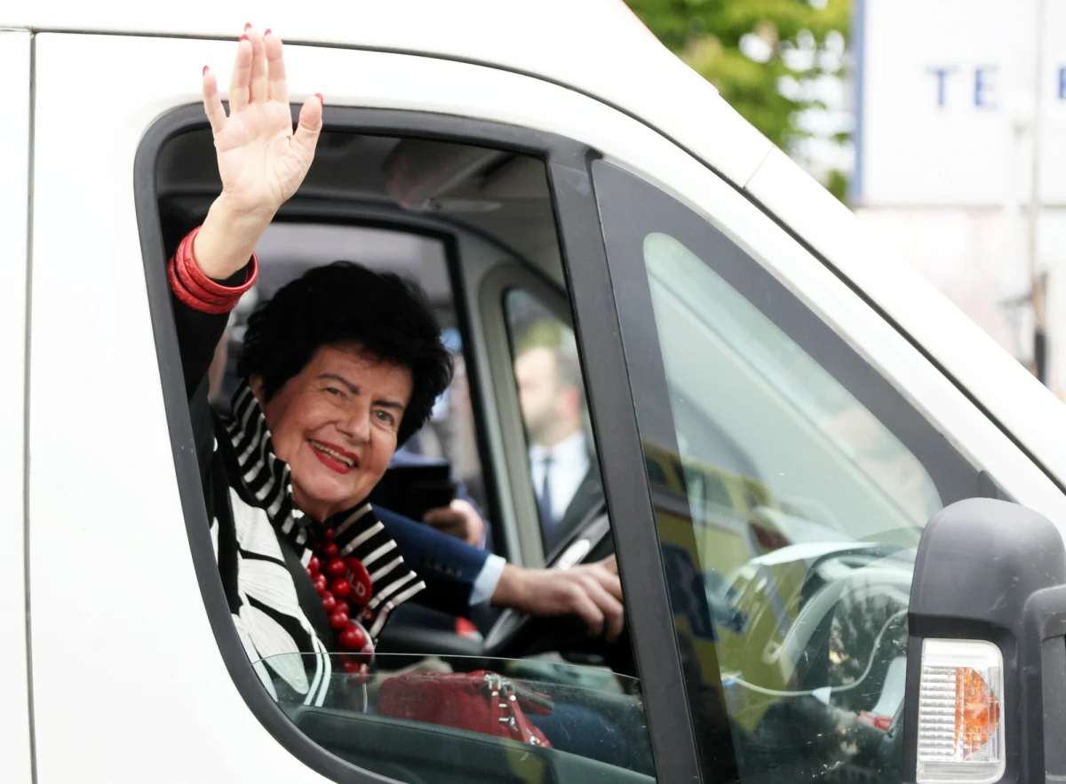 "Będę oczywiście żoną stanu, a nie mężem stanu, bo feminatywy są bardzo ważne" – powiedziała Joanna Senyszyn podczas debaty prezydenckiej w TVP. W swojej wypowiedzi kandydatka podkreśliła, że nie trzeba wydawać aż 5 proc. PKB na obronność.