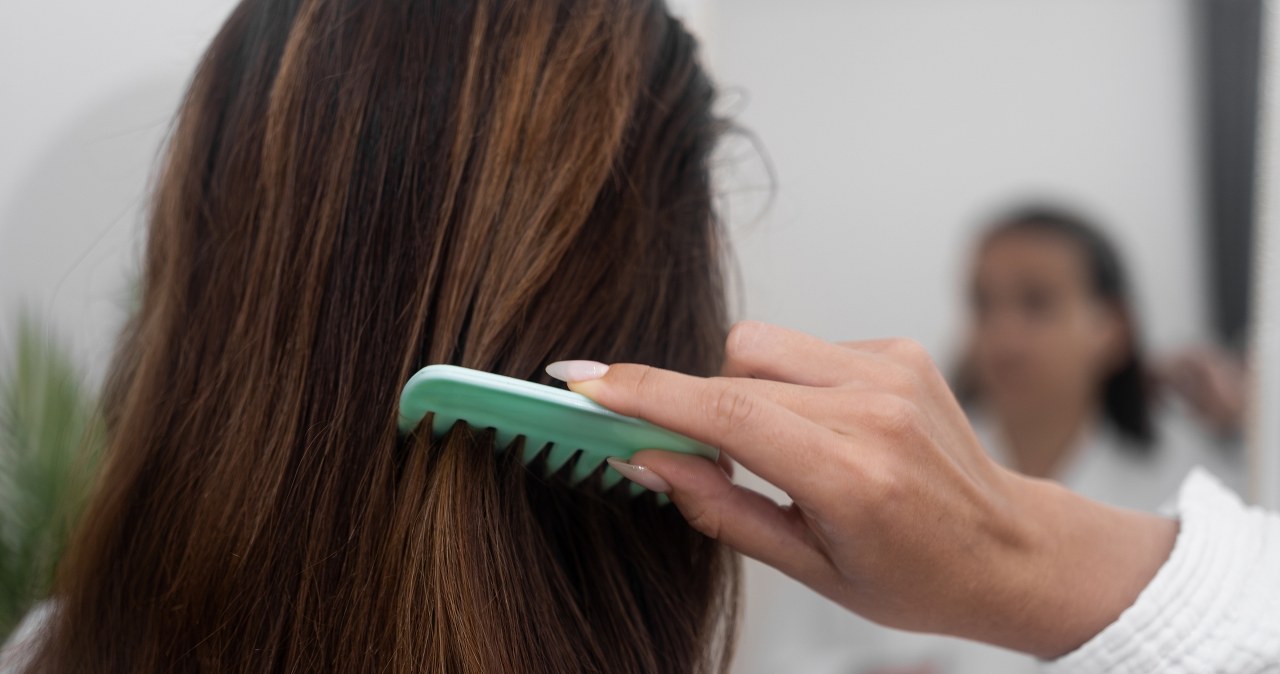 Nie wiesz, jak odświeżyć swoje włosy? Wypróbuj ten sposób, a koleżanki będą ci zazdrościć