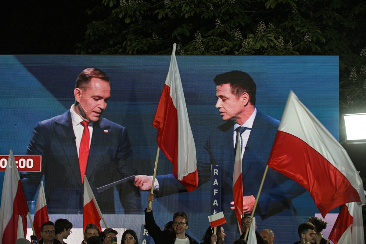 Tajemnica białej koperty. Co Gospodarz dał Nawrockiemu podczas debaty?