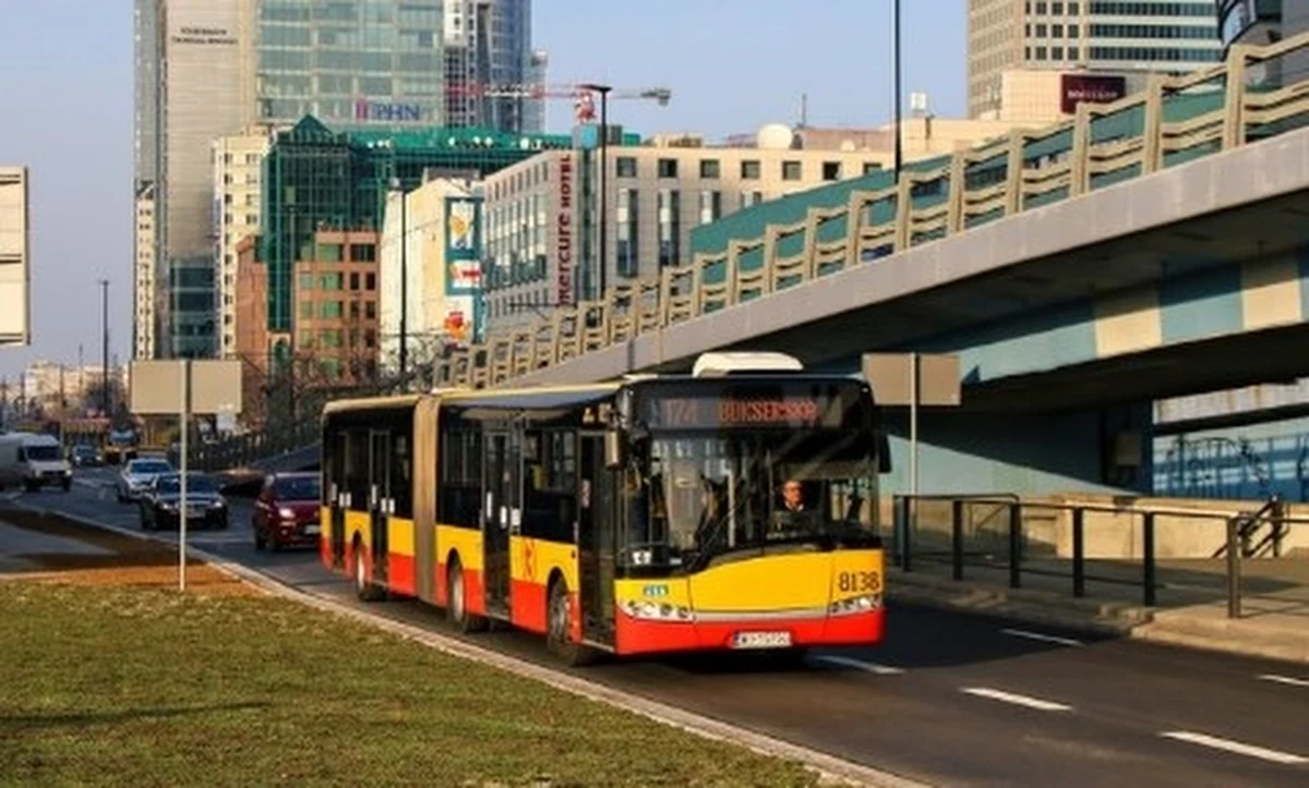 Utrudnienia i zmiany w komunikacji występowały po południu we wtorek w Warszawie. Powodem była pikieta dyżurnych ruchu PKP przed Ministerstwem Infrastruktury przy ul. Chałubińskiego 4/6.