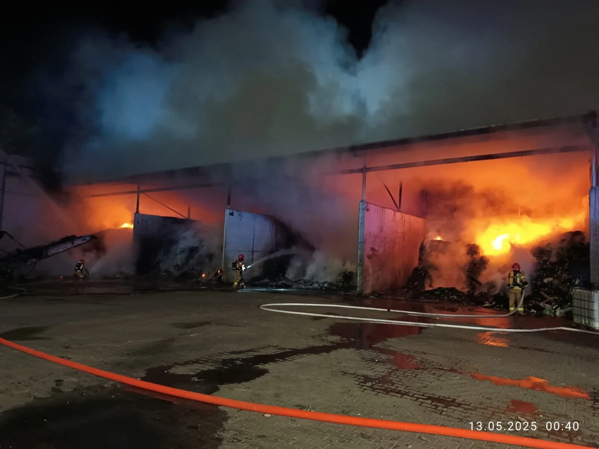 Nocny pożar w Czechowicach-Dziedzicach (woj. śląskie). Ogień pojawił się na terenie firmy zajmującej się zagospodarowaniem odpadów i surowców wtórnych. Pożar został opanowany we wtorek nad ranem. 