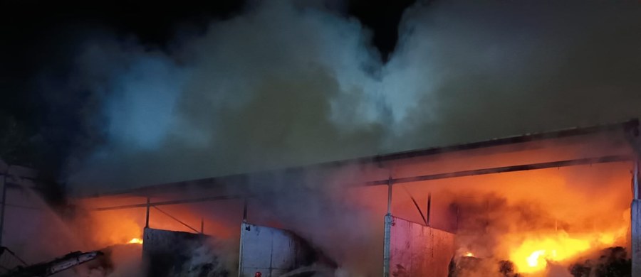 Nocny pożar w Czechowicach-Dziedzicach (woj. śląskie). Ogień pojawił się na terenie firmy zajmującej się zagospodarowaniem odpadów i surowców wtórnych. Pożar został opanowany we wtorek nad ranem. 