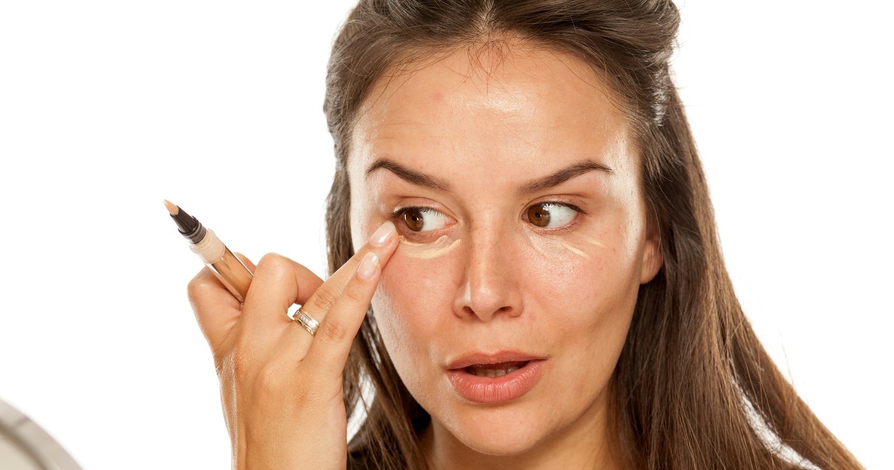 Ten sposób pozwoli ci utrwalić makijaż w ciepłe dni. Zapomnisz o spływającym podkładzie