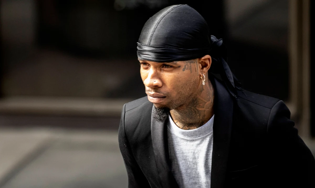 Znany raper Tory Lanez trafił do szpitala po tym, jak został kilkunastokrotnie dźgnięty ostrym narzędziem w kalifornijskim więzieniu, gdzie odsiaduje karę 10 lat pozbawienia wolności za postrzelenie w 2020 r. Megan Thee Stallion. Stan kanadyjskiego artysty jest stabilny.